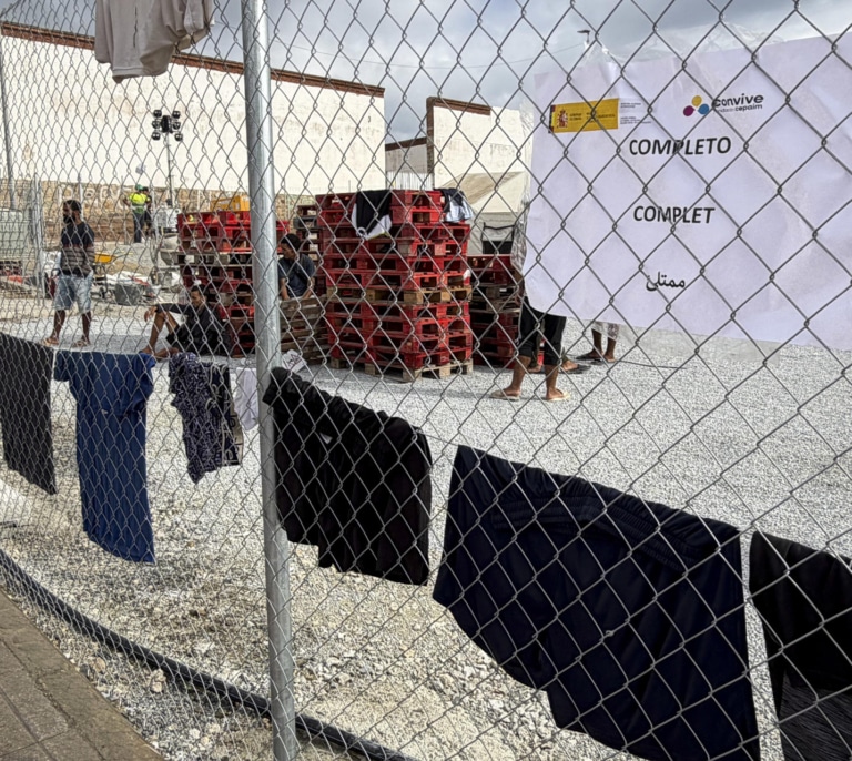 El Gobierno muestra su "perplejidad" por la decisión de la Audiencia Nacional sobre el campamento del puerto de Ceuta