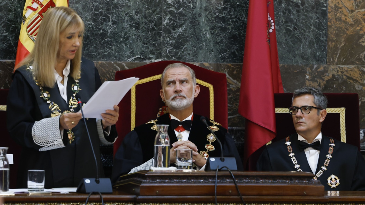 El rey Felipe VI, la presidenta del Tribunal Supremo y del Consejo General del Poder Judicial, Isabel Perelló y el ministro de Justicia Félix Bolaños, durante el acto de apertura del Año Judicial, en el Tribunal Supremo este jueves.