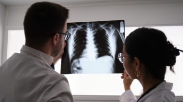 Pacientes y profesionales sanitarios ponen voz a la fibrosis pulmonar en 'Más allá del pulmón',