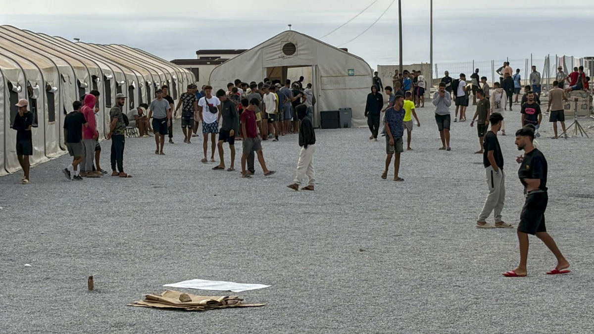 Primera jornada con ducha y comida para unos 850 migrantes en el nuevo campamento de Ceuta