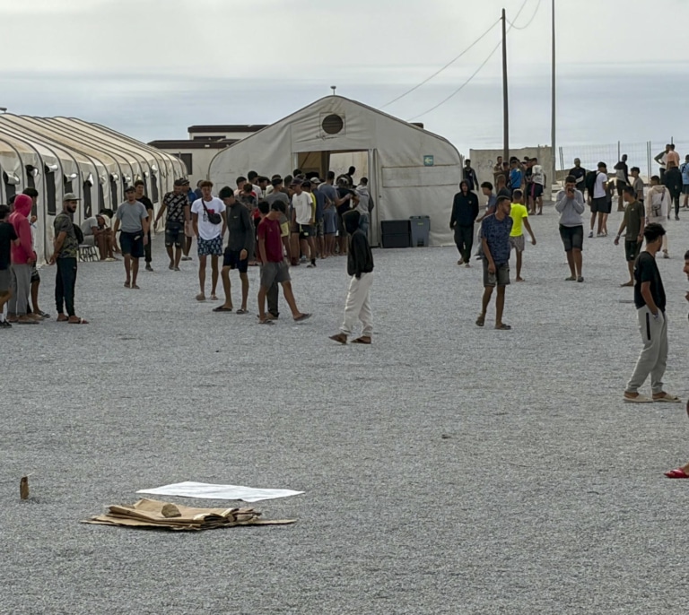 Policías llevarán al Gobierno a los tribunales por el campamento para migrantes del Puerto de Ceuta
