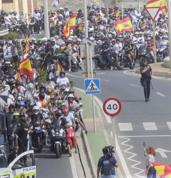 Cientos de ceutíes marchan hacia el Tarajal: "¡Marruecos, canalla, esto es de [...]