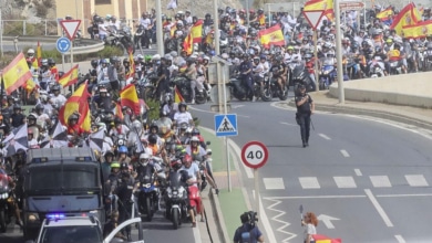 Cientos de ceutíes marchan hacia el Tarajal: "¡Marruecos, canalla, esto es de los caballas!"