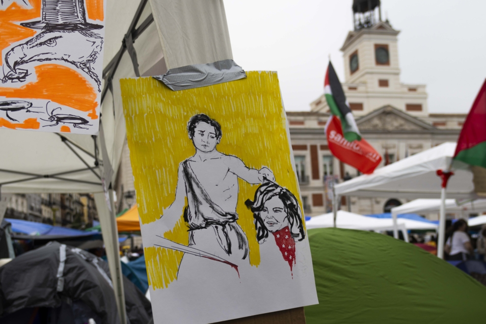 Cartelería de los manifestantes acampados en Sol.