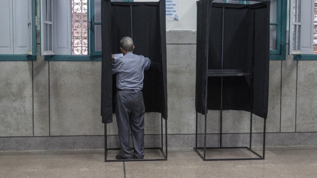 Un hombre vota en Rabat durante las elecciones legislativas de Marruecos este 23 de septiembre