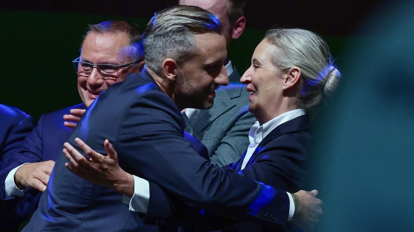 Ulrich Siegmund abraza a la líder federal Alice Weidel en la celebración del éxito en Sajonia-Anhalt, en Magdeburgo