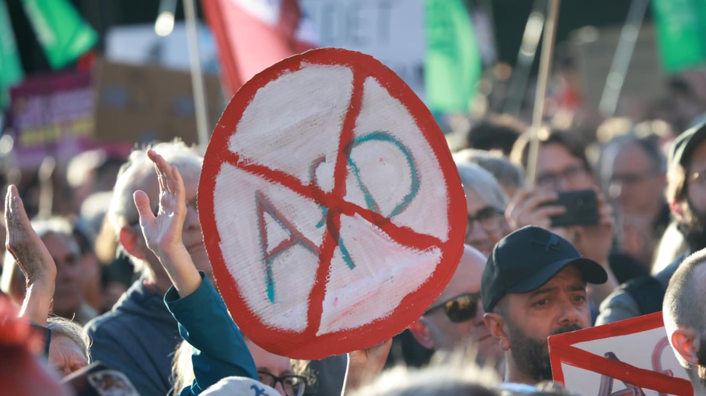 Manifestación ante la Puerta de Brandemburgo en Berlín contra el avance de la extrema derecha, tras la victoria de AfD en Sajonia-Anhalt.