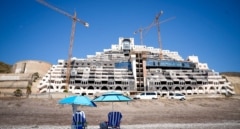 El Gobierno y la Junta de Andalucía acuerdan coordinar la demolición de El Algarrobico tras la nulidad de su licencia