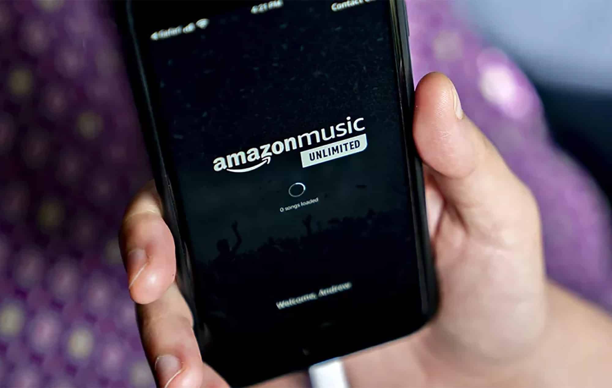 Mano sosteniendo un móvil con la app de Amazon Music Unlimited abierta