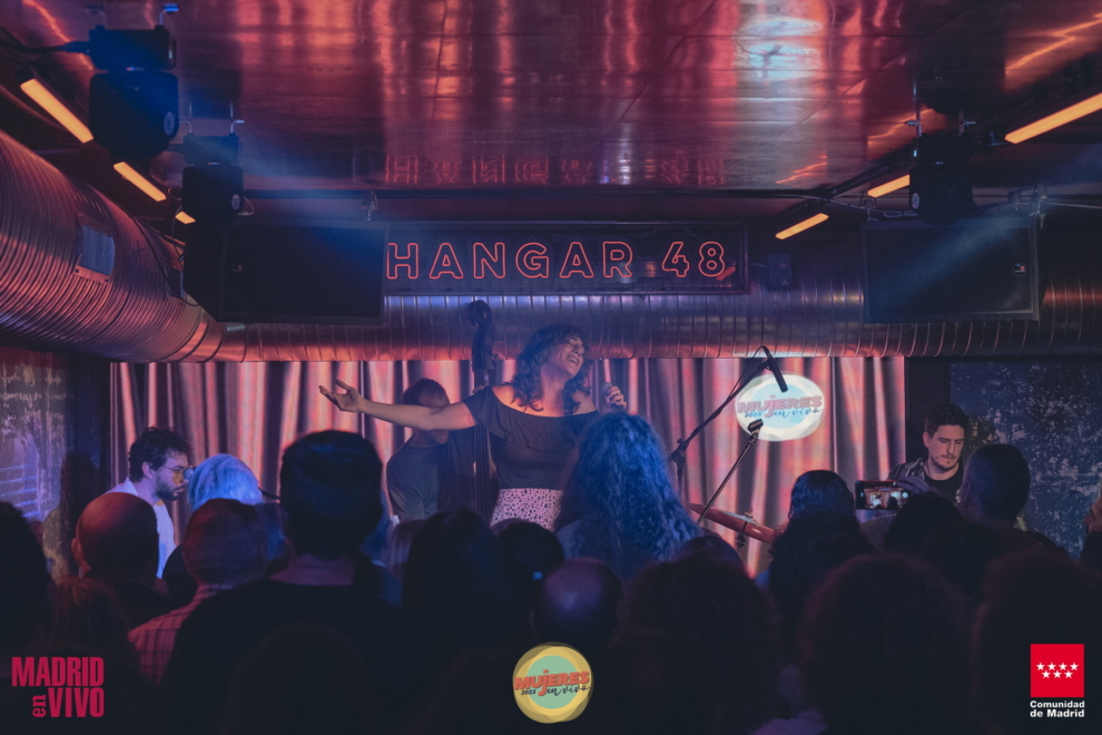 La cantante Aurora García en un concierto en la sala Hangar 48 de la mano de MADRID EN VIVO