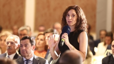 Ayuso vuelve a ejercer de periodista, pregunta a Vivas qué pretende Marruecos y acusa a Sánchez de actuar como "una alfombra"