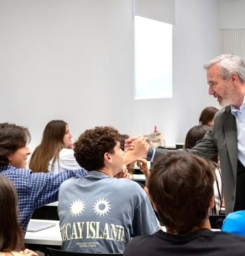Jorge Azcón reclama la "reivindicación histórica" de la nueva Facultad de Medicina [...]