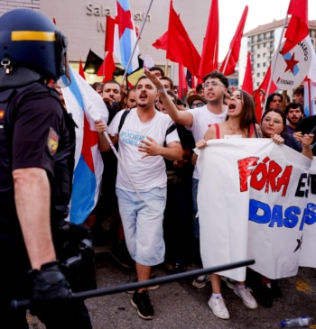 Centenares de personas impiden un acto de Vox en Santiago con Buxadé [...]