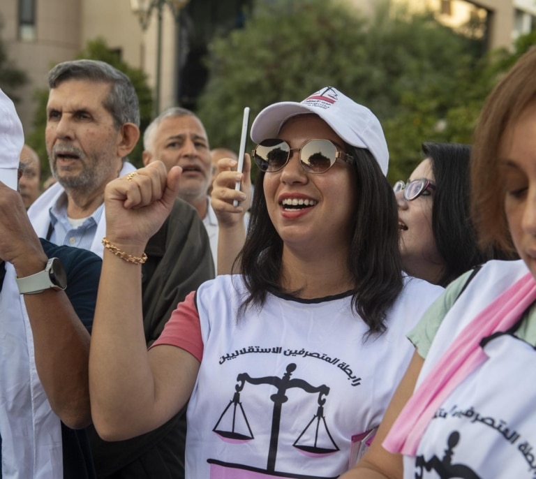 Dispuesta a arriesgar la vida para salir del país y con llamamientos al boicot: así llega la juventud de Marruecos a las elecciones