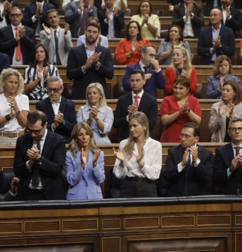 Margarita Robles no aplaude a Sánchez cuando anuncia la publicación de "todos [...]