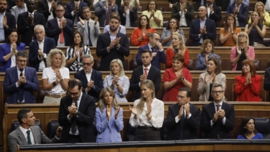 Margarita Robles no aplaude a Sánchez cuando anuncia la publicación de "todos los informes" de Policía y CNI