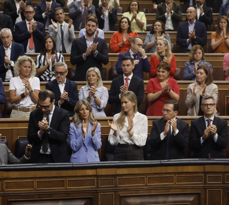Margarita Robles no aplaude a Sánchez cuando anuncia la publicación de "todos los informes" de Policía y CNI