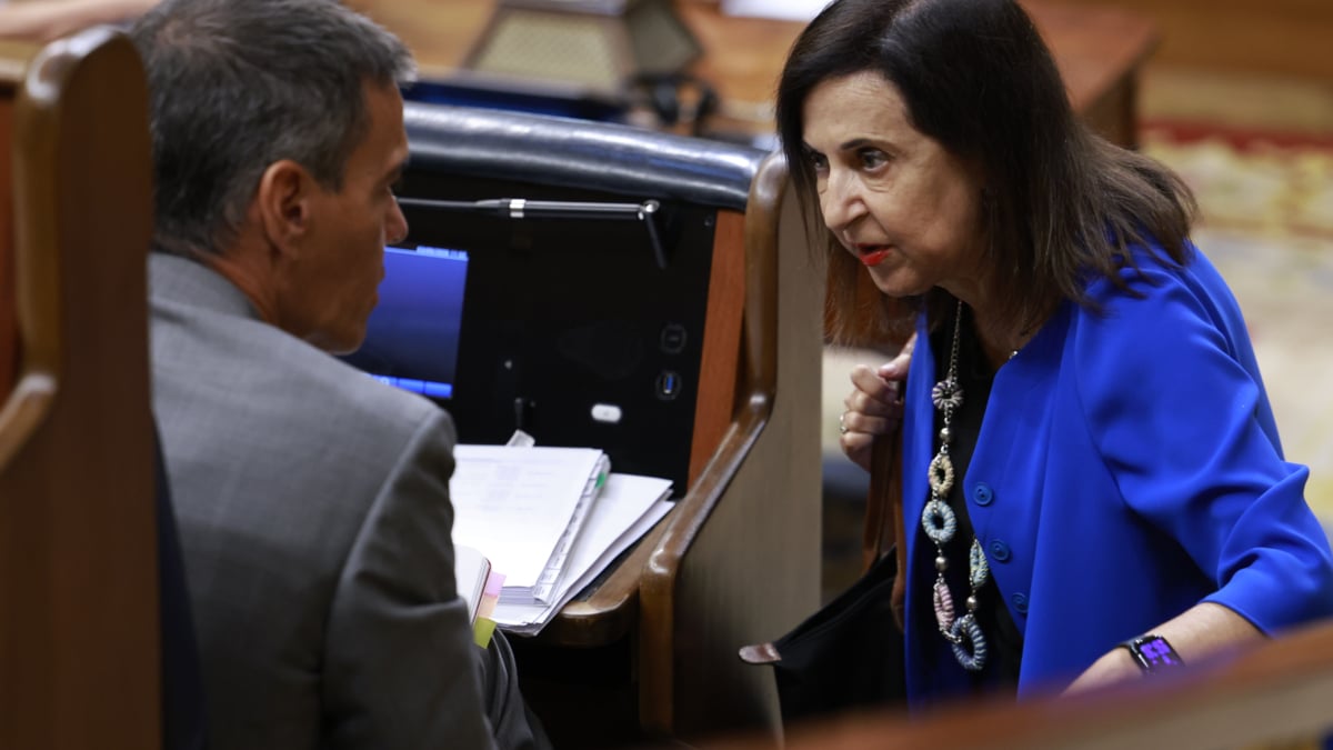 FOTODELDÍA MADRID, 03/09/2026.- La ministra de Defensa Margarita Robles (d) conversa con el presidente del Gobierno, Pedro Sánchez, que comparece, este jueves, en el Congreso de los Diputados para informar de la gestión de la crisis en Ceuta. EFE/ Chema Moya