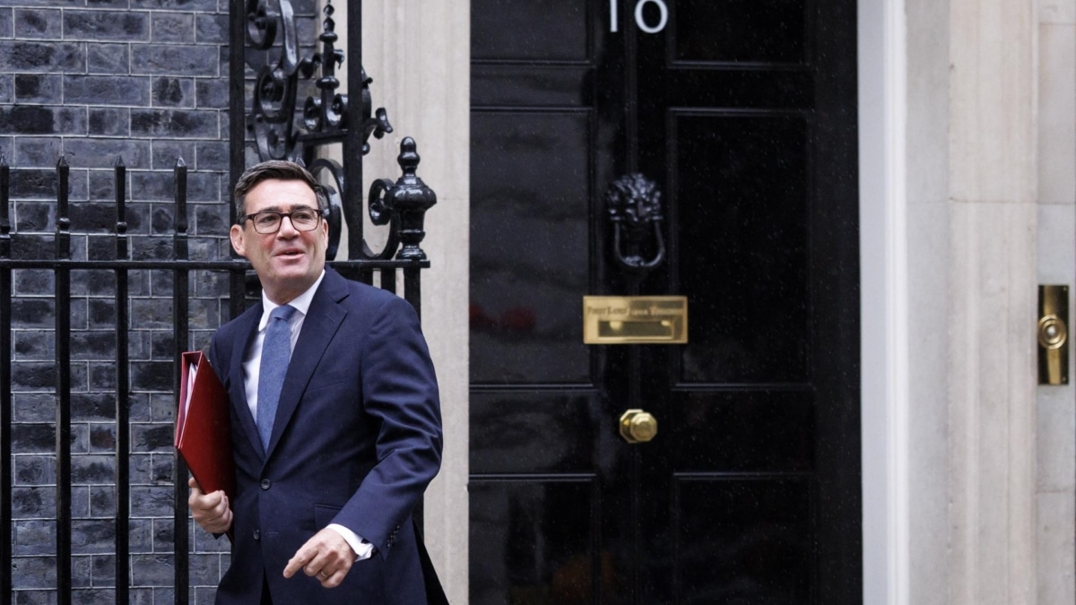 Andy Burnham, primer ministro del Reino Unido, sale del 10 de Downing Street para comparecer en el Parlamento
