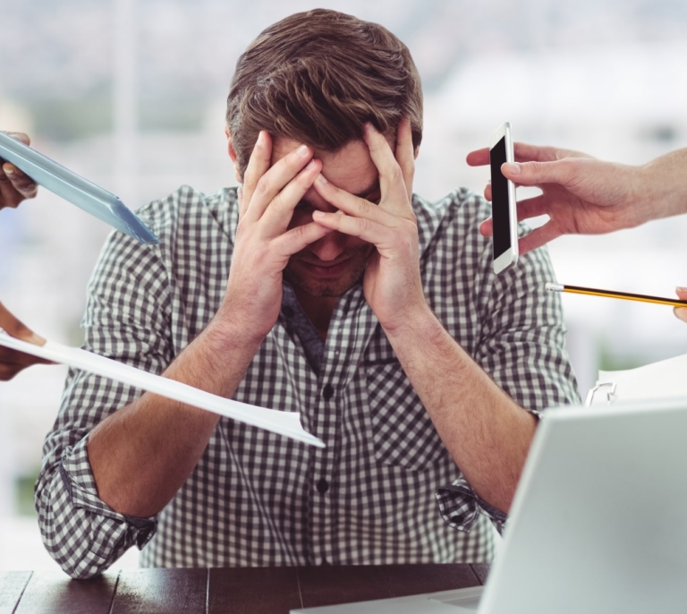 ¿Acabas de volver al trabajo y ya no puedes más? Se llama 'burnout' y así puedes combatirlo (o al menos intentarlo)