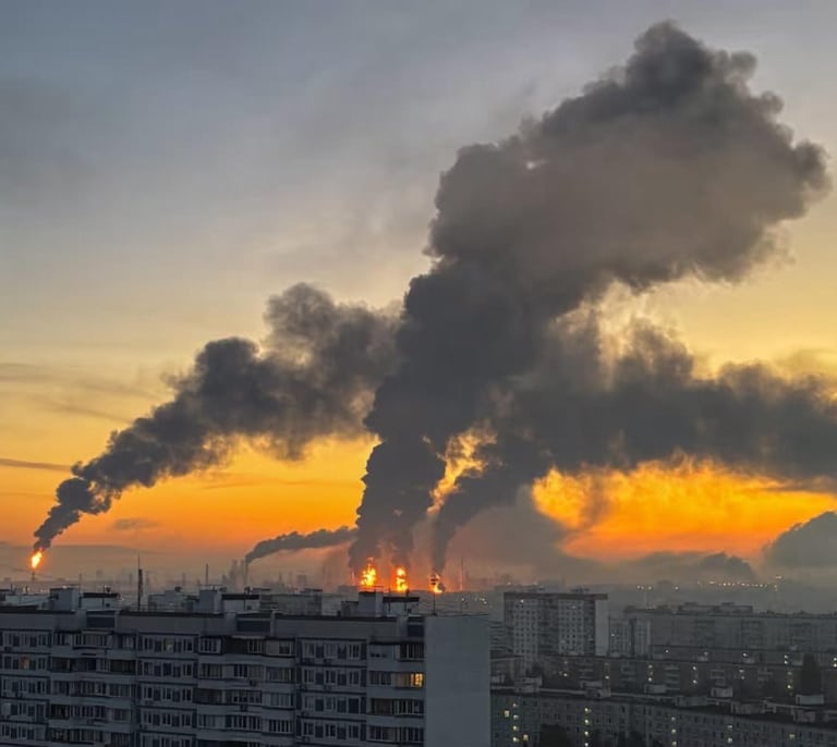 Ucrania lanza su "mayor ataque con drones" contra Moscú durante el último día de las elecciones rusas y ataca una refinería clave