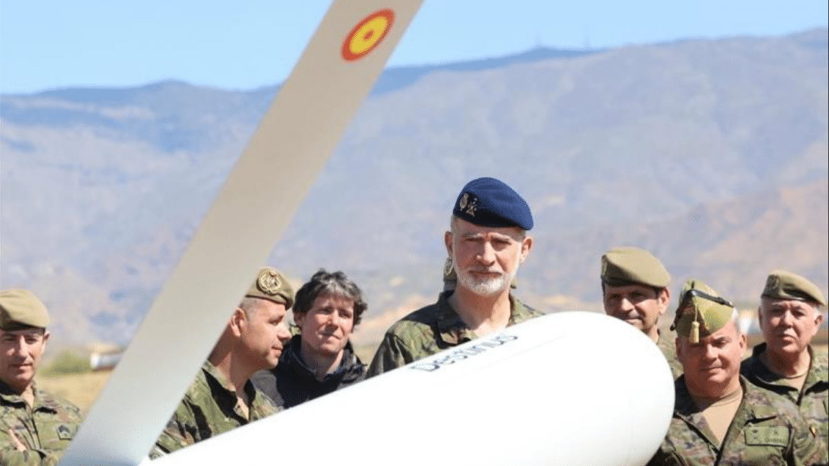 El rey Felipe VI observando el dron Hornet Block 1