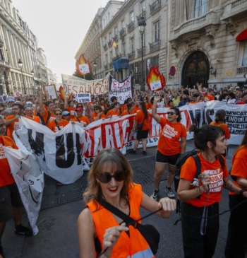 Miles de personas protestan contra los rentistas en Madrid: "Ni una Maricarmen [...]