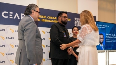 CEAPI entrega su Medalla de Honor al presidente de Guyana, Mohamed Irfaan Ali