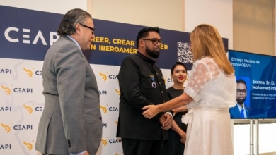 CEAPI entrega su Medalla de Honor al presidente de Guyana, Mohamed Irfaan Ali