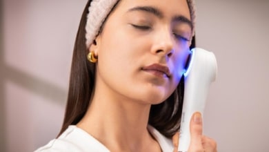 Dale un 'glow-up' a tu rutina de skincare con este limpiador facial 4 en 1: limpieza, calor, frío y microcorrientes
