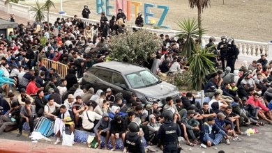 El Gobierno estima que quedan entre 3.000 y 4.000 migrantes en las calles tras llenar el centro temporal del puerto de Ceuta