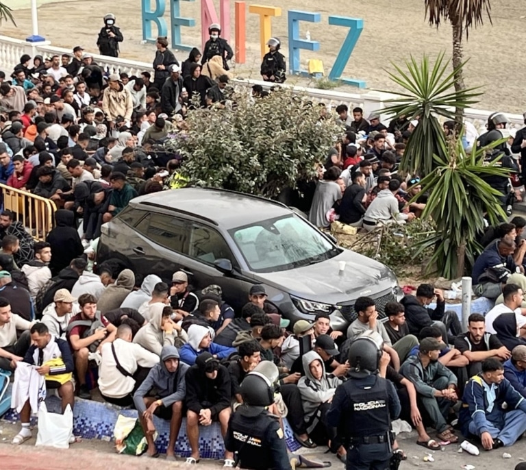 El Gobierno estima que quedan entre 3.000 y 4.000 migrantes en las calles tras llenar el centro temporal del puerto de Ceuta