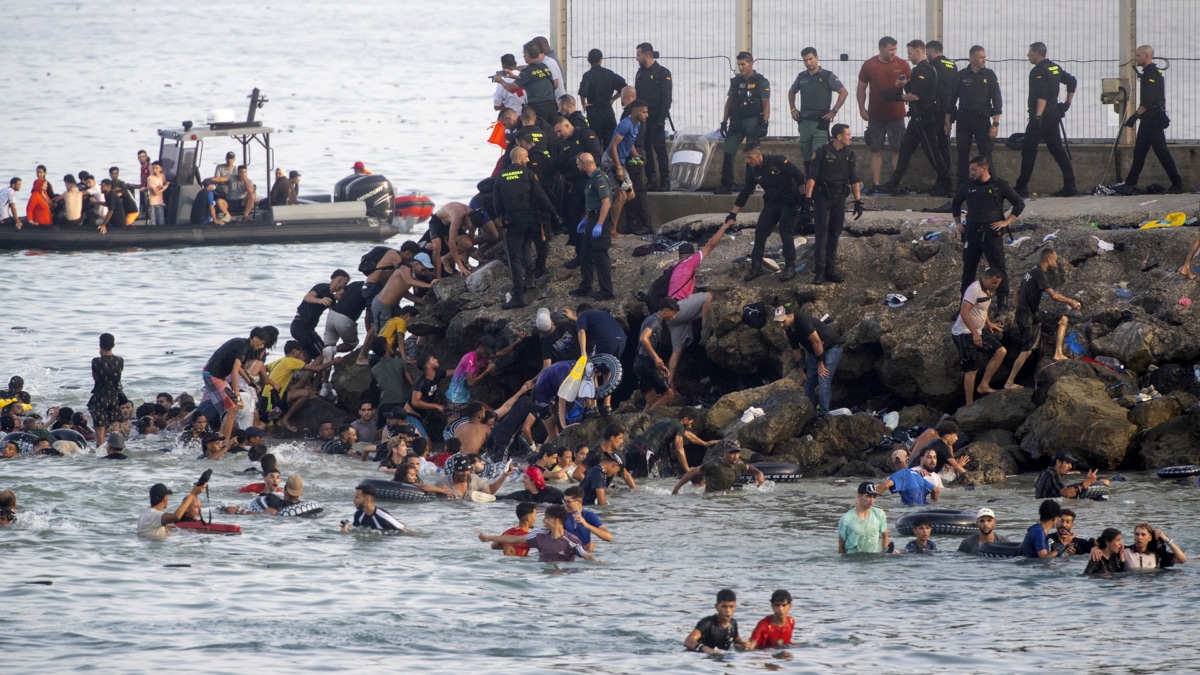 Migrantes cruzan a nado hacia Ceuta durante la entrada masiva del 30 de julio.