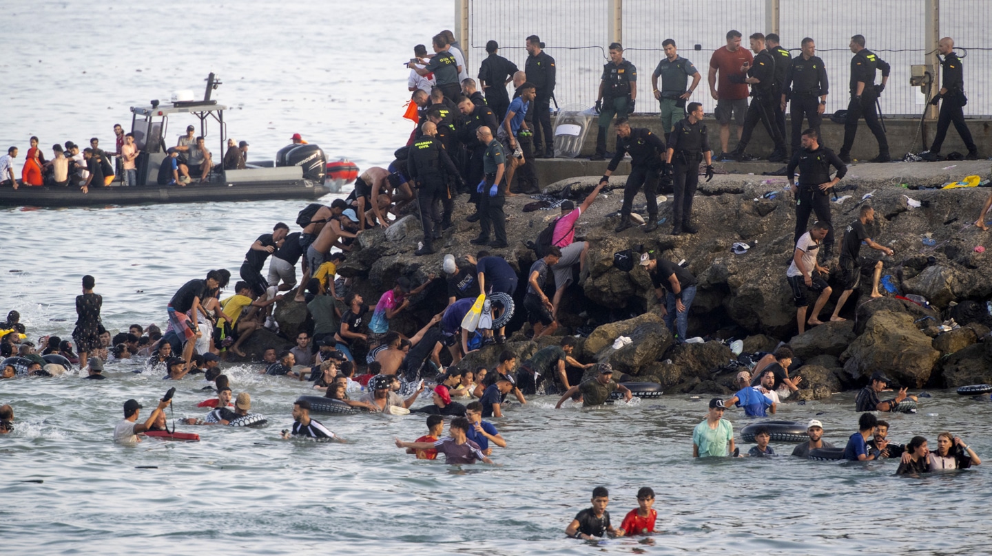 Migrantes cruzan a nado hacia Ceuta durante la entrada masiva del 30 de julio.