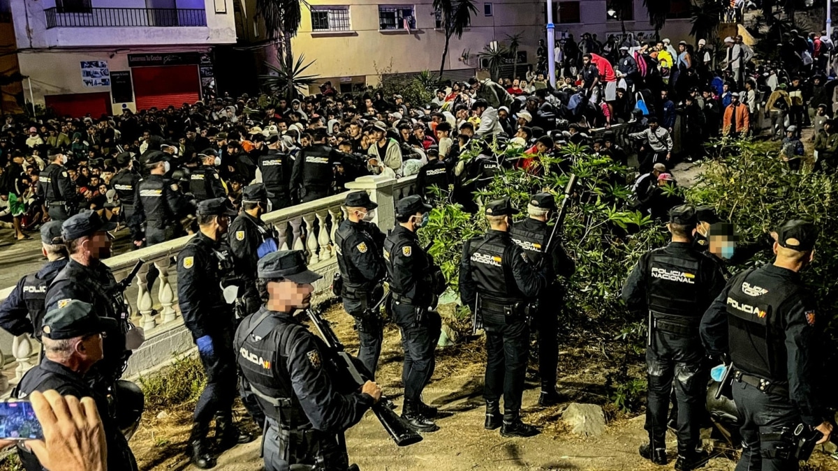 Ceuta inicia el traslado de migrantes de las playas de Benítez y Trampolín al puerto