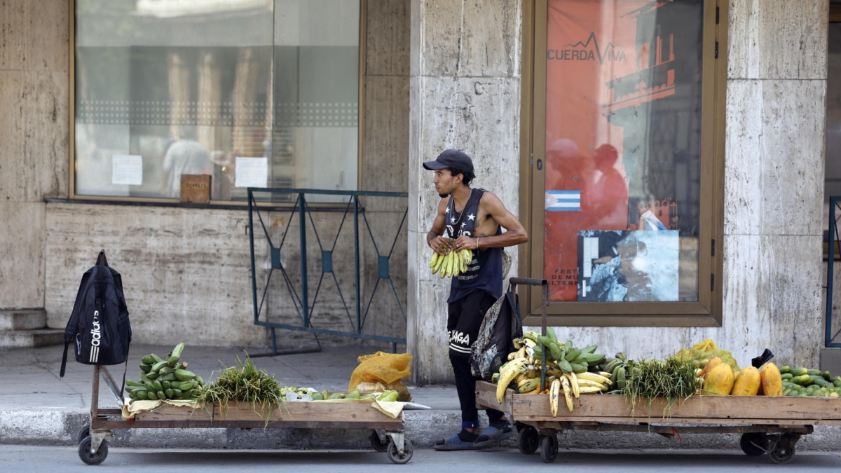Un cubano vende productos agrícolas en un puesto callejero en La Habana.