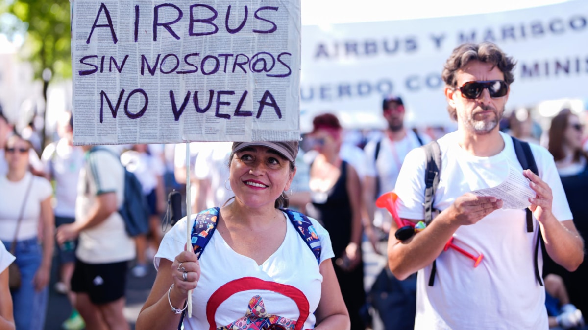 Los tres sindicatos convocantes de la huelga indefinida en Airbus, UGT, CGT y ÚTIL, marchan este sábado hasta el Ministerio de Industria para exigir mejoras laborales y sociales en la compañía.