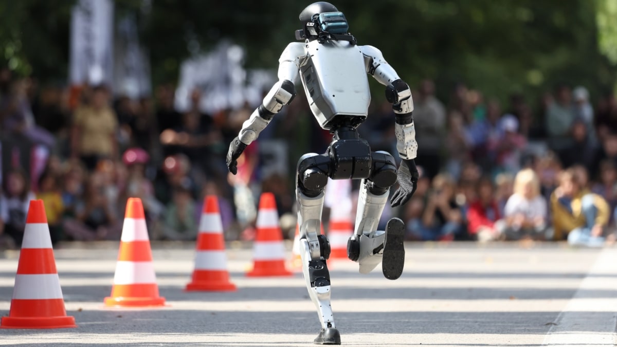 CRACOVIA (Polonia), 06/09/2026.- Un robot compite durante la primera edición de la competición nacional ROBOT RUN 2026