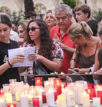 Los ceutíes iluminan su ciudad en la víspera de la gran manifestación: [...]