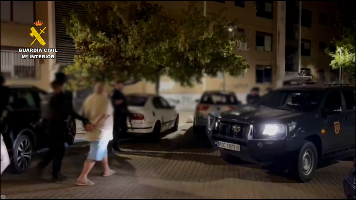 Momento de la detención en Isla Cristina