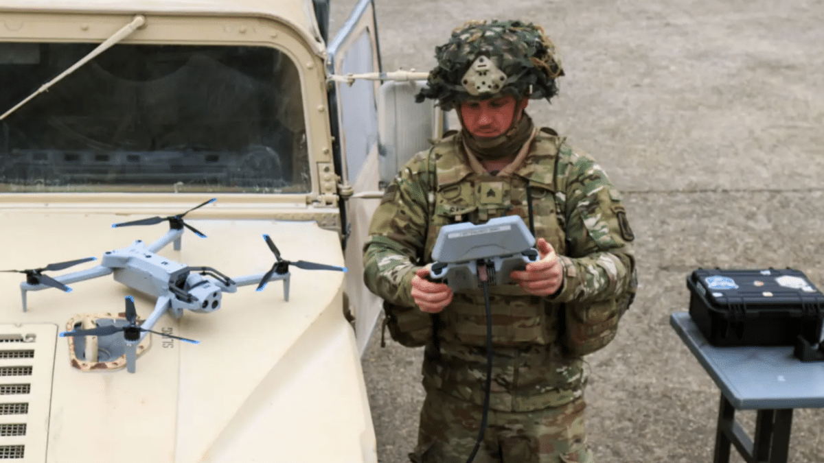 Un militar prepara su dron Skydio X10D para su vuelo