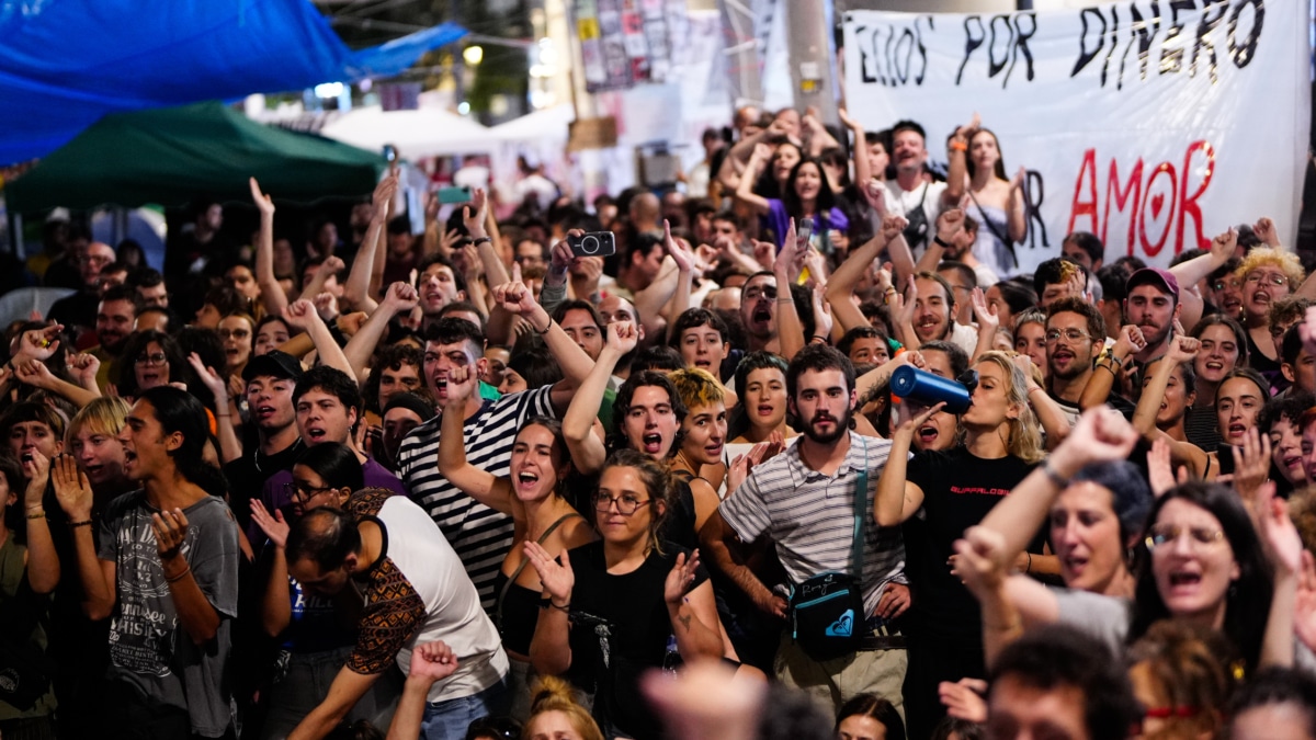 MADRID, 27/09/2026.-Cientos de acampados en la Puerta del Sol convocados por el Sindicato de Inquilinas se preparan este domingo para dormir una segunda noche, y las que hagan falta, en tiendas de campaña, hasta que el Gobierno apruebe el real decreto 'Maricarmen' que debe incluir, entre otras medidas, contratos indefinidos de alquiler.- EFE/ Borja Sánchez-Trillo