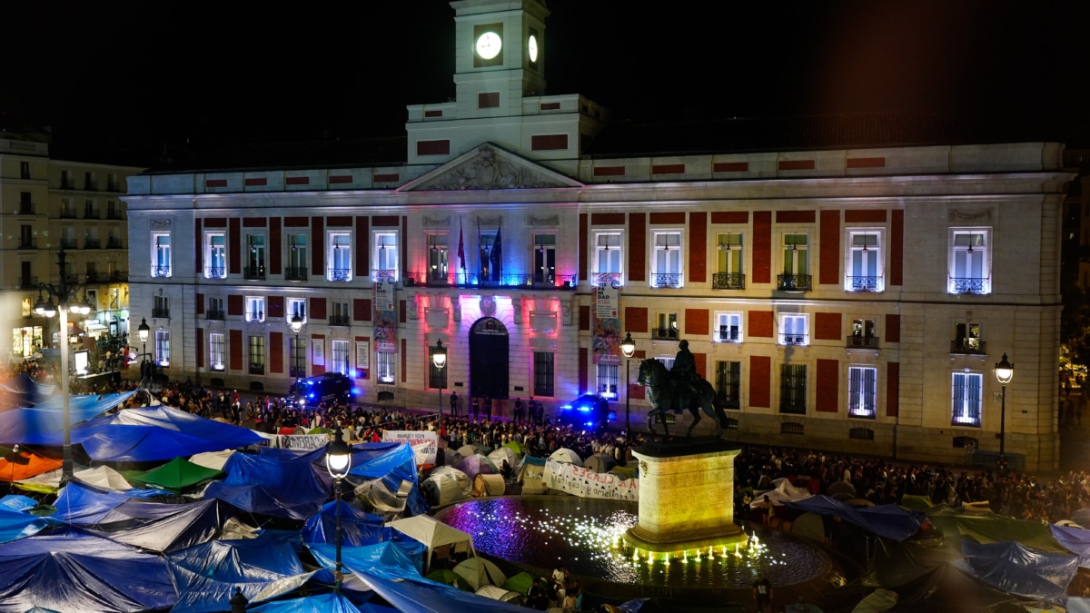 MADRID, 30/09/2026.- La Comunidad de Madrid ha iluminado con los colores de Ceuta la fachada de la Real Casa de Correos. Las acampadas a favor del derecho a la vivienda iniciadas el pasado sábado en la Puerta del Sol de Madrid han continuado este miércoles en varias ciudades españolas, a las que se sumaron la pasada noche Barcelona y Las Palmas de Gran Canaria, en las que se ha votado mantener las movilizaciones. En la foto, acampada en la Puerta del Sol. EFE/Borja Sánchez-Trillo