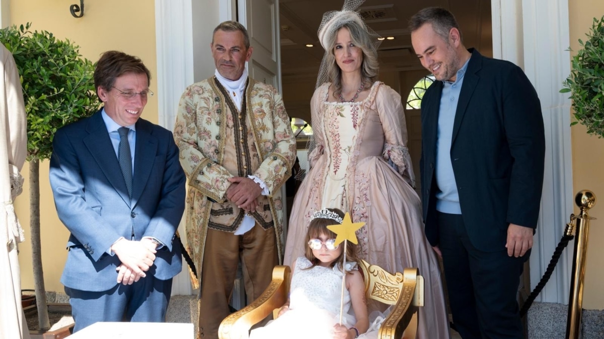 La coronación de la princesa Ely por el alcalde de Madrid, el sueño número 8.000 cumplido por la Fundación Pequeño Deseo