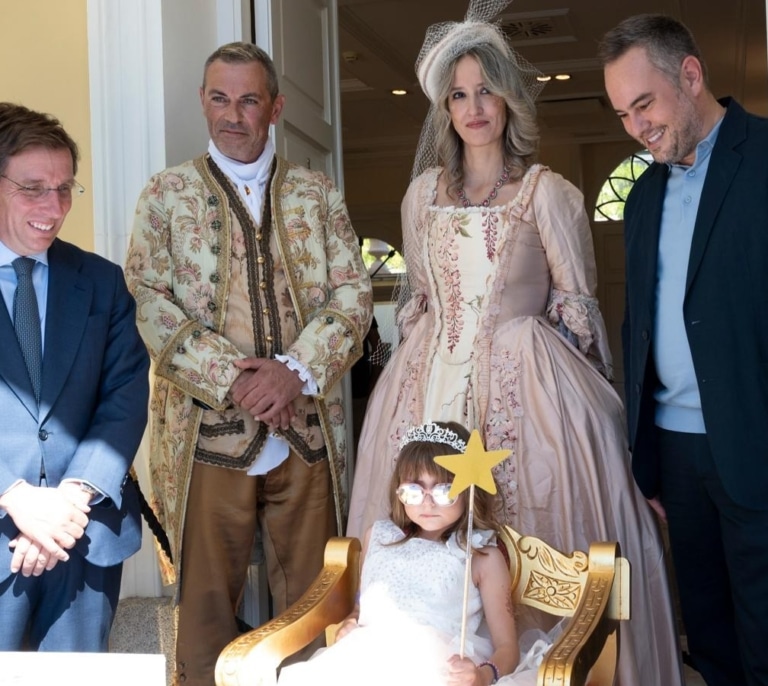 La coronación de la princesa Ely por el alcalde de Madrid, el sueño número 8.000 cumplido por la Fundación Pequeño Deseo