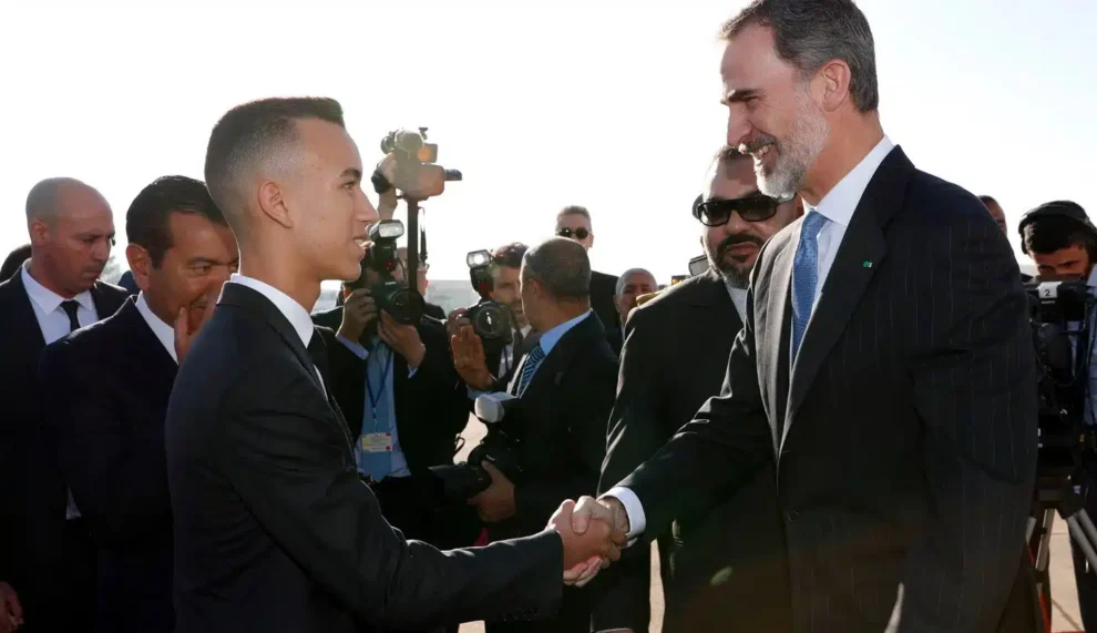 El Rey Felipe VI, saluda al Príncipe Heredero, Moulay Hassan, en 2019