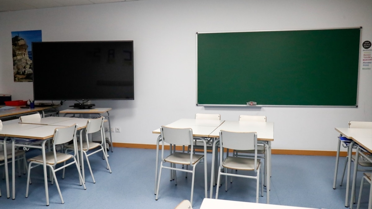 Sillas y mesas de un aula en el interior del Colegio Nobelis de Valdemoro