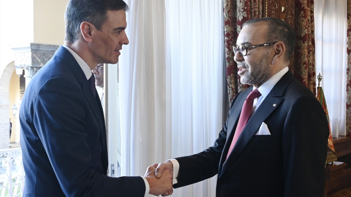 El presidente del Gobierno español, Pedro Sánchez (i), y el rey de Marruecos, Mohamed VI (d), se saludan
