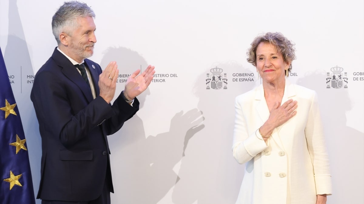 El ministro del Interior, Fernando Grande-Marlaska, preside la toma de posesión de la nueva secretaria de Estado de Seguridad, Aina Calvo, en la sede del Ministerio