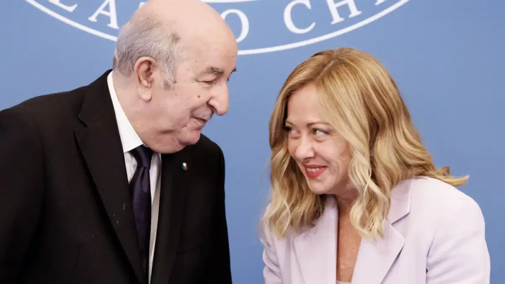 La primera ministra de Italia Giorgia Meloni con Abdelmadjid Tebboune, el presidente de Argelia, en una imagen de archivo
